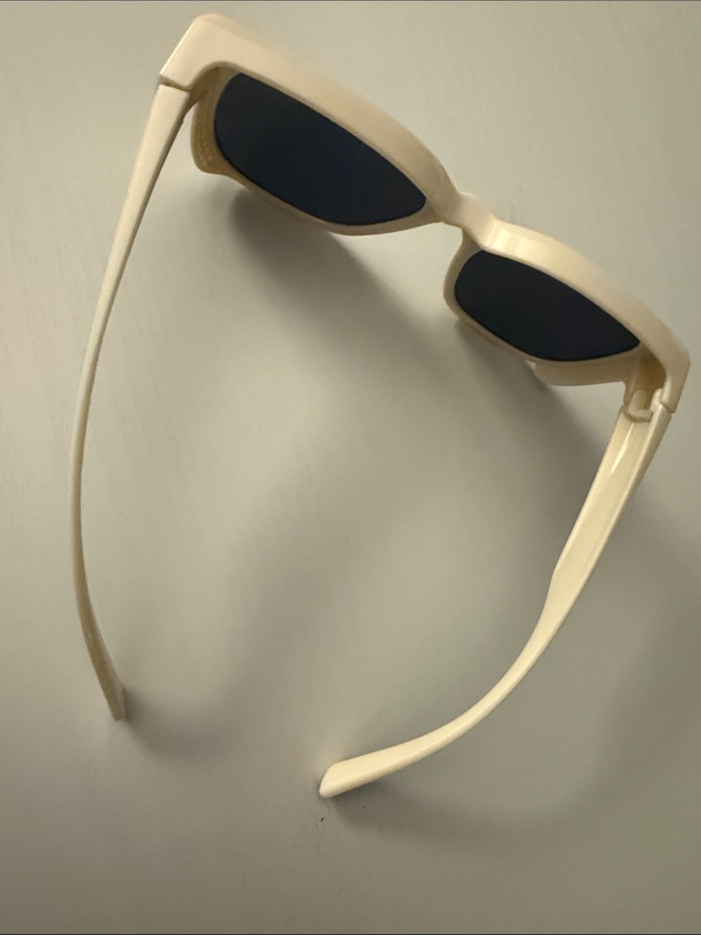 Classic White Women's Oversized Sunglasses - Picture 5 of 9